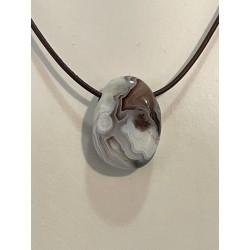 Agate rubanée percée, montée sur cordon cuir.