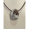Agate rubanée percée, montée sur cordon cuir.