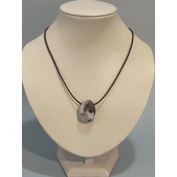 Agate rubanée percée, montée sur cordon cuir.