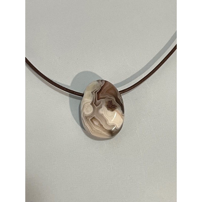 Agate rubanée percée, montée sur cordon cuir.