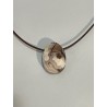 Agate rubanée percée, montée sur cordon cuir.