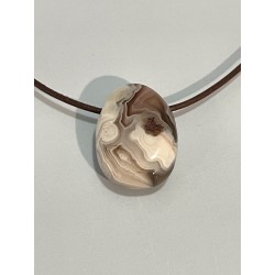 Agate rubanée percée, montée sur cordon cuir.