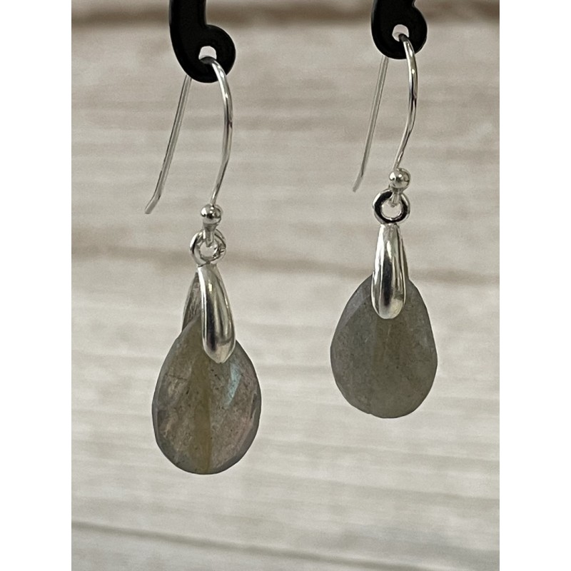 Boucles d'oreilles goutte en labradorite facettée naturelle avec crochets en argent 925.