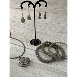 Collection de bijoux en labradorite naturelle : boucles d'oreilles, bracelets et pendentif Métatron en pierre naturelle.