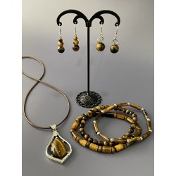 Bijou en pierre naturelle œil de tigre – style élégant et intemporel.