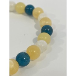 Zoom sur les pierres naturelles jade jaune, pierre de lune et apatite bleue du bracelet Aube sur l’océan.