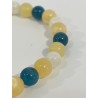 Zoom sur les pierres naturelles jade jaune, pierre de lune et apatite bleue du bracelet Aube sur l’océan.