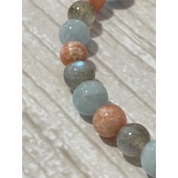 Zoom sur les perles en aigue-marine, calcite pêche et labradorite du bracelet La Navigatrice des Tempêtes.
