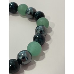 Détail des perles en aventurine verte, hématite et œil de faucon du bracelet Le Sabreur Vert.