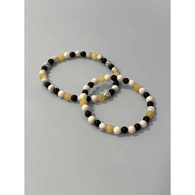 Bracelet Le Gentleman des Mers en howlite, tourmaline noire et jade jaune – existe en longueur 19 cm et 21 cm.