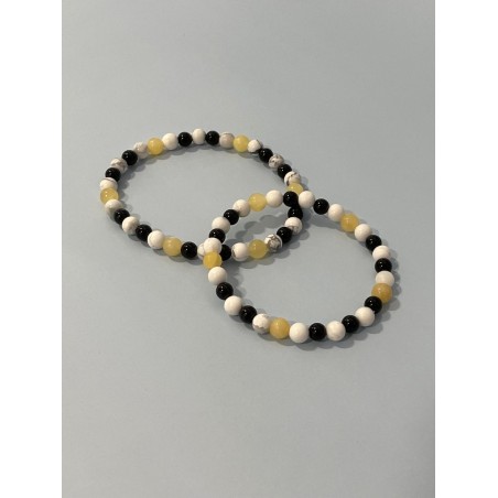 Bracelet Le Gentleman des Mers en howlite, tourmaline noire et jade jaune – existe en longueur 19 cm et 21 cm.