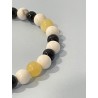 Zoom sur les perles en howlite, tourmaline noire et jade jaune du bracelet Le Gentleman des Mers.