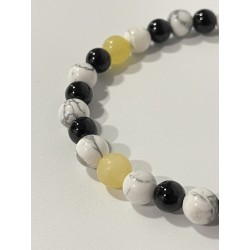 Détail des perles en howlite, tourmaline noire et jade jaune du bracelet Le Gentleman des Mers.