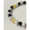 Détail des perles en howlite, tourmaline noire et jade jaune du bracelet Le Gentleman des Mers.