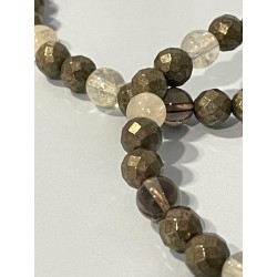 Détail des perles en citrine, pyrite facettée et quartz fumé du bracelet Le Trésor des Mers.