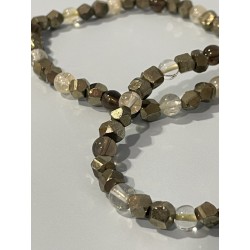 Détail des pyrites à l’aspect naturellement irrégulier de l’Édition Pépite du bracelet Le Trésor des Mers.