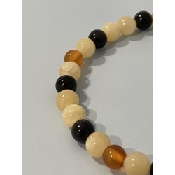 Zoom sur les perles en calcite orange, obsidienne noire et cornaline du bracelet L’Orage Endormi.