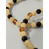 Détail des perles en calcite orange, obsidienne noire et cornaline du bracelet L’Orage Endormi.