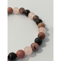 Détail des perles en rhodonite, quartz rose et obsidienne noire du bracelet La Lune Rose.