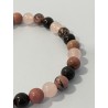 Détail des perles en rhodonite, quartz rose et obsidienne noire du bracelet La Lune Rose.