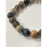 Détail des perles en jaspe argenté, quartz fumé et œil de faucon du bracelet L’Instinct du Sanglier