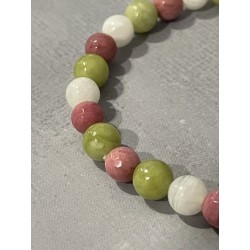 Détail des perles en rhodonite, jade coréen et pierre de lune du bracelet La Tendresse Éveillée.