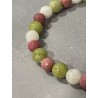 Détail des perles en rhodonite, jade coréen et pierre de lune du bracelet La Tendresse Éveillée.
