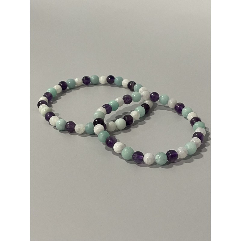 Bracelet Le Murmure des Papillons en améthyste, pierre de lune et amazonite – existe en 19 cm ou 21 cm de longueur.