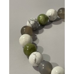 Détail des perles en howlite, agate grise et jade néphrite du bracelet La Lame du Vent.