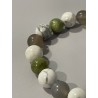Détail des perles en howlite, agate grise et jade néphrite du bracelet La Lame du Vent.