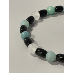 Détail des perles en tourmaline noire, amazonite et jade blanc du bracelet Sillage de Brume.