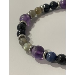 Détail des perles en dumortiérite, labradorite et améthyste du bracelet Le Dernier du Clan.