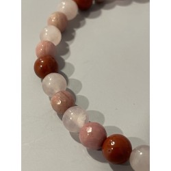 Détail des perles en jaspe rouge, quartz rose et rhodonite facettée du bracelet La Fleur Guérisseuse.
