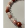 Détail des perles en jaspe rouge, quartz rose et rhodonite facettée du bracelet La Fleur Guérisseuse.