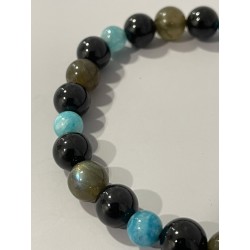 Détail des perles en hémimorphite, tourmaline noire et labradorite kaki du bracelet L’Œil du Copieur.