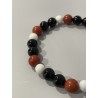 Détail des perles en onyx, jaspe rouge et quartz neige du bracelet L’Ombre du Clan.