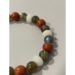 Détail de la labradorite kaki, du jaspe rouge et des rondelles de quartz neige du bracelet L’Ermite aux Crapauds.