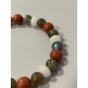 Détail de la labradorite kaki, du jaspe rouge et des rondelles de quartz neige du bracelet L’Ermite aux Crapauds.