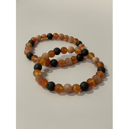 Bracelet L’Héritier du Dragon en lave, cornaline et pierre de soleil naturelle – existe en 19 cm et 21 cm de longueur.