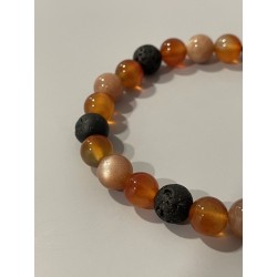 Détail des perles en lave, cornaline et pierre de soleil naturelle du bracelet L’Héritier du Dragon.