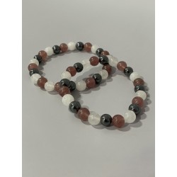 Bracelet La Chevalière Écarlate en jade blanc, hématite et quartz fraise – existe en 19 cm et 21 cm de longueur.