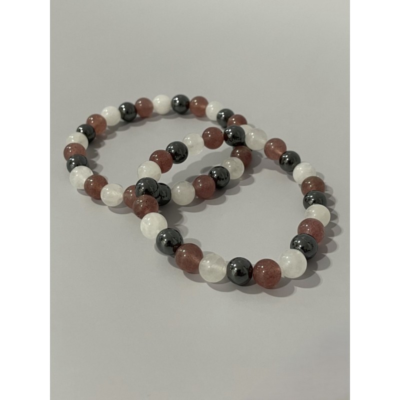 Bracelet La Chevalière Écarlate en jade blanc, hématite et quartz fraise – existe en 19 cm et 21 cm de longueur.
