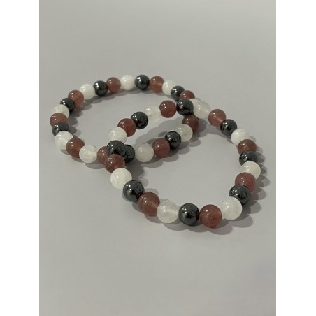 Bracelet La Chevalière Écarlate en jade blanc, hématite et quartz fraise – existe en 19 cm et 21 cm de longueur.