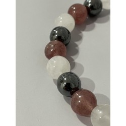Détail du jade blanc, de l'hématite et du quartz fraise composant le bracelet La Chevalière Écarlate.