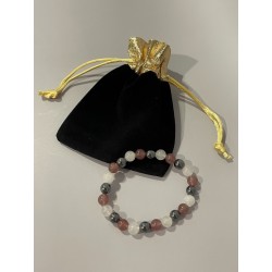 Le bracelet La Chevalière Écarlate et son écrin.