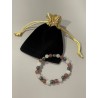 Le bracelet La Chevalière Écarlate et son écrin.