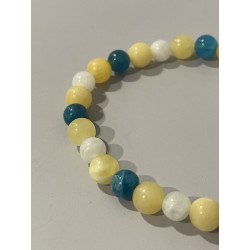 Détail du jade jaune, de la pierre de lune et de l’apatite bleue composant le bracelet La Clé des Étoiles.