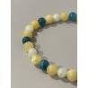 Détail du jade jaune, de la pierre de lune et de l’apatite bleue composant le bracelet La Clé des Étoiles.