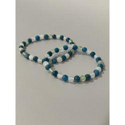 Bracelet Le Chat Ailé en apatite bleue, jade blanc et préhnite – existe en 19 cm et 21 cm de longueur.