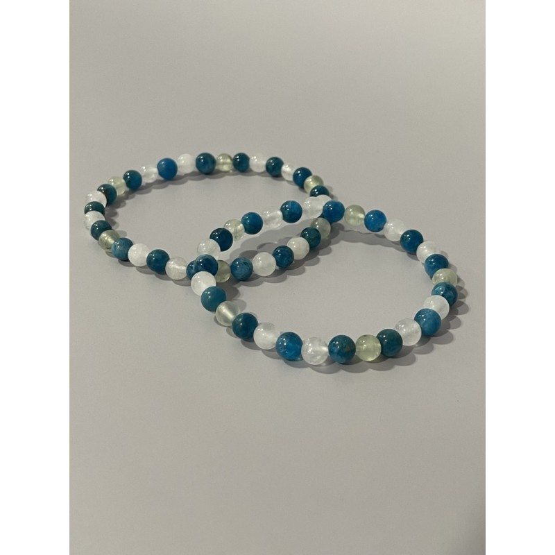 Bracelet Le Chat Ailé en apatite bleue, jade blanc et préhnite – existe en 19 cm et 21 cm de longueur.